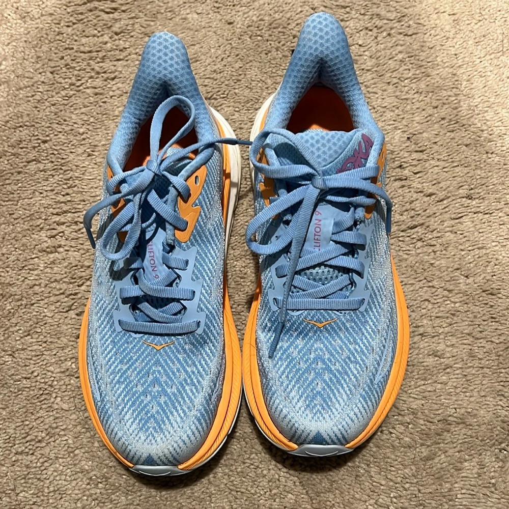 Hoka sneaks